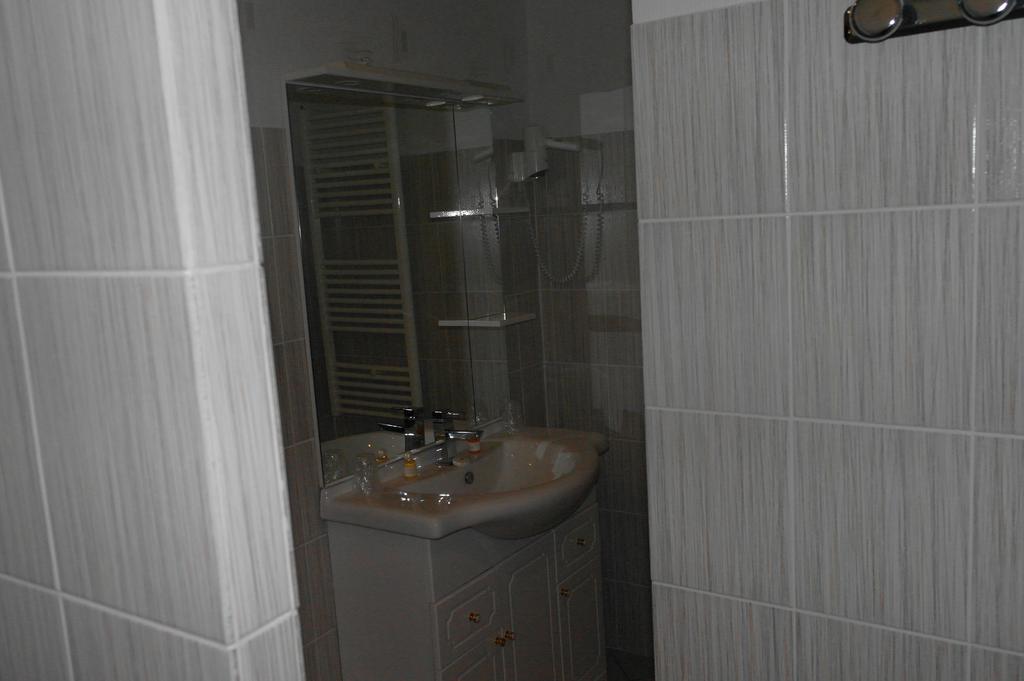 Hostellerie Saint Clément Vic-sur-Cère Esterno foto