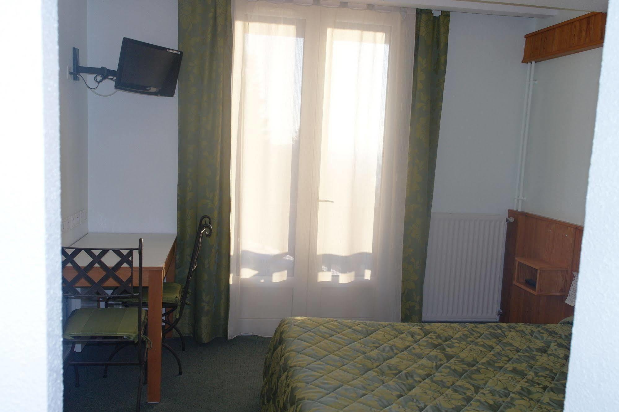 Hostellerie Saint Clément Vic-sur-Cère Esterno foto