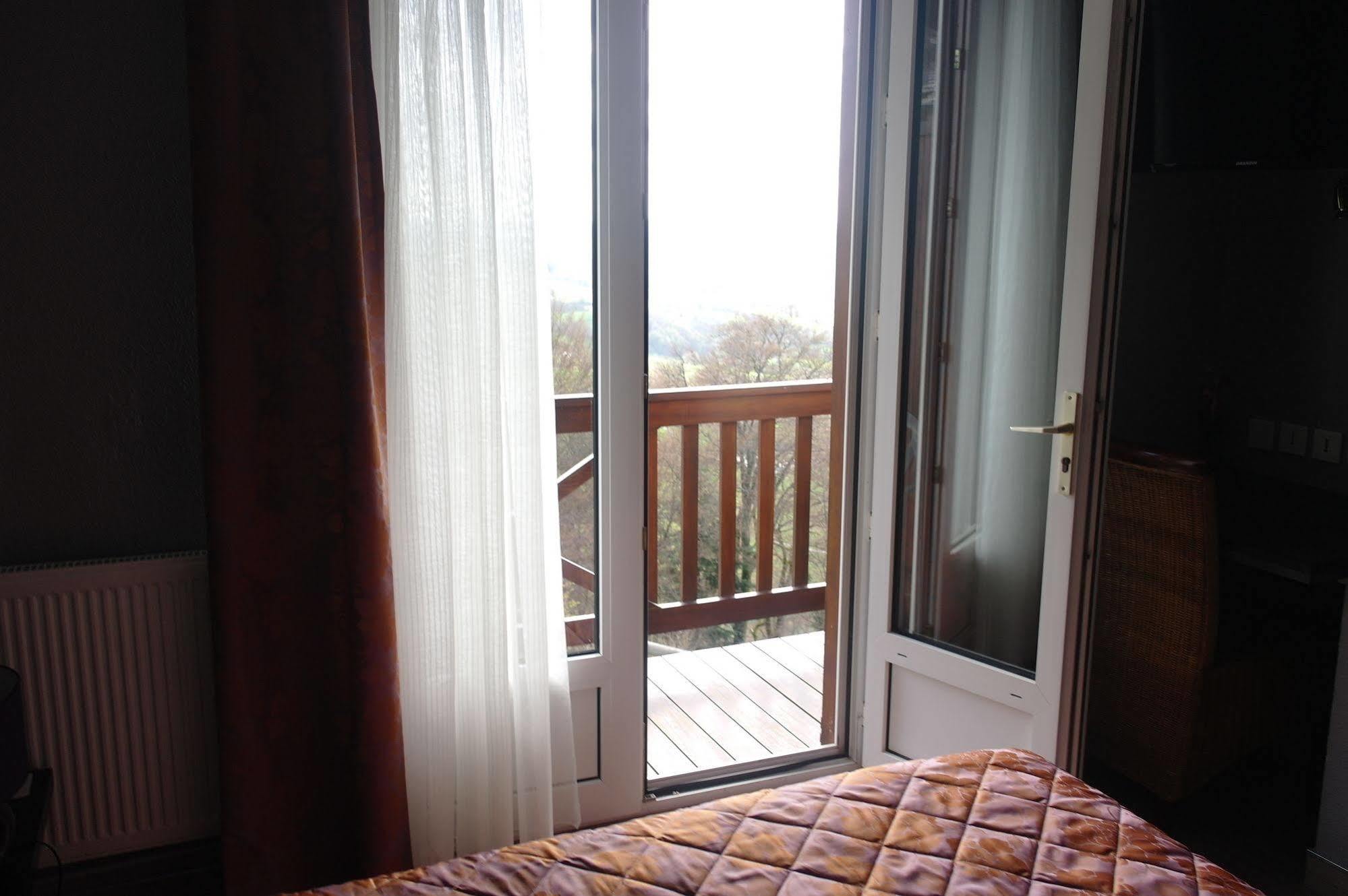 Hostellerie Saint Clément Vic-sur-Cère Esterno foto