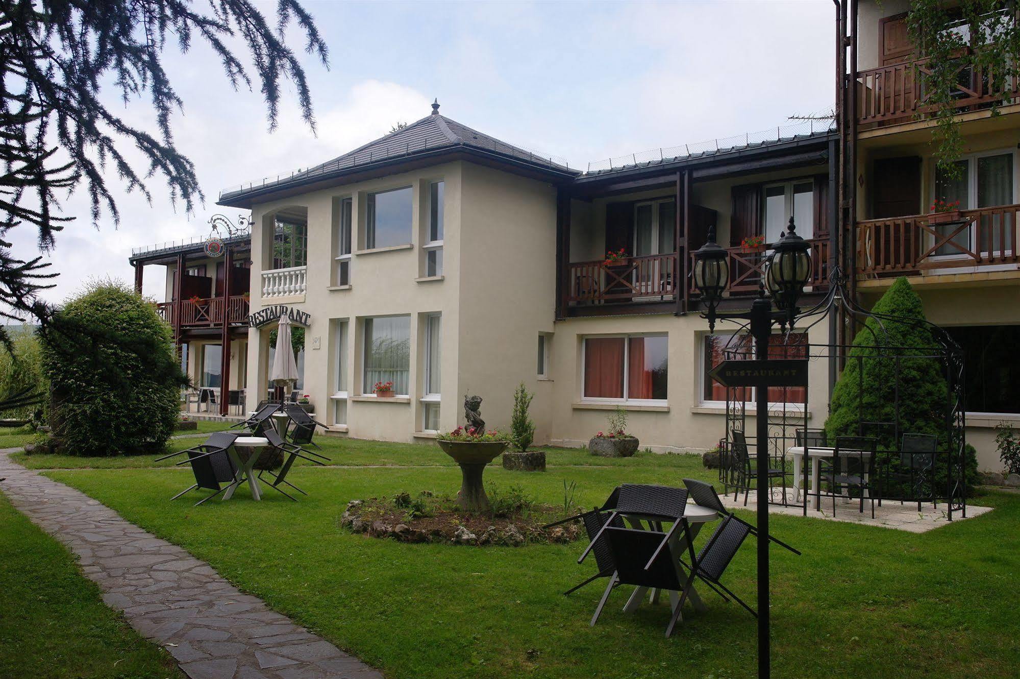 Hostellerie Saint Clément Vic-sur-Cère Esterno foto