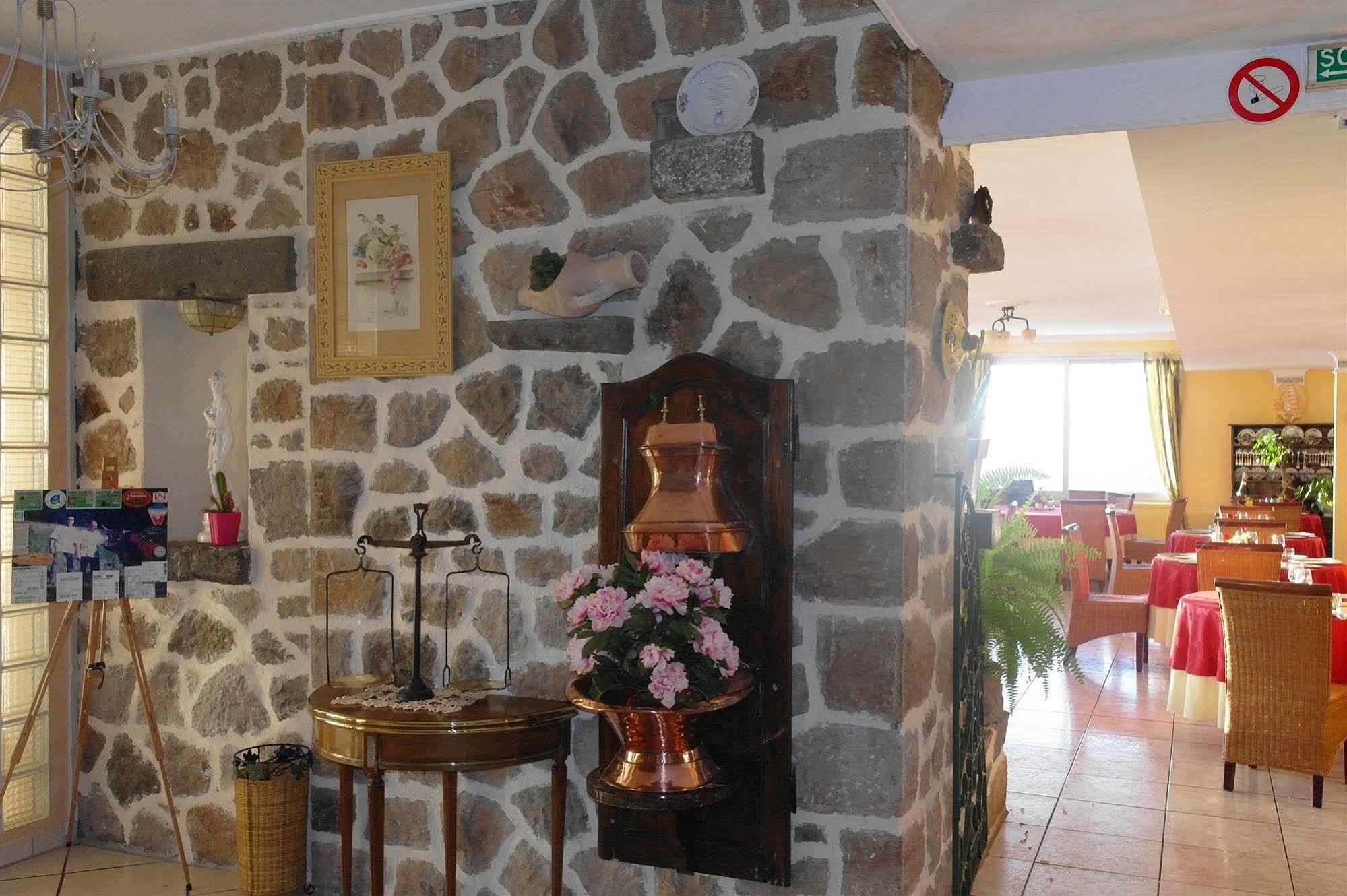 Hostellerie Saint Clément Vic-sur-Cère Esterno foto